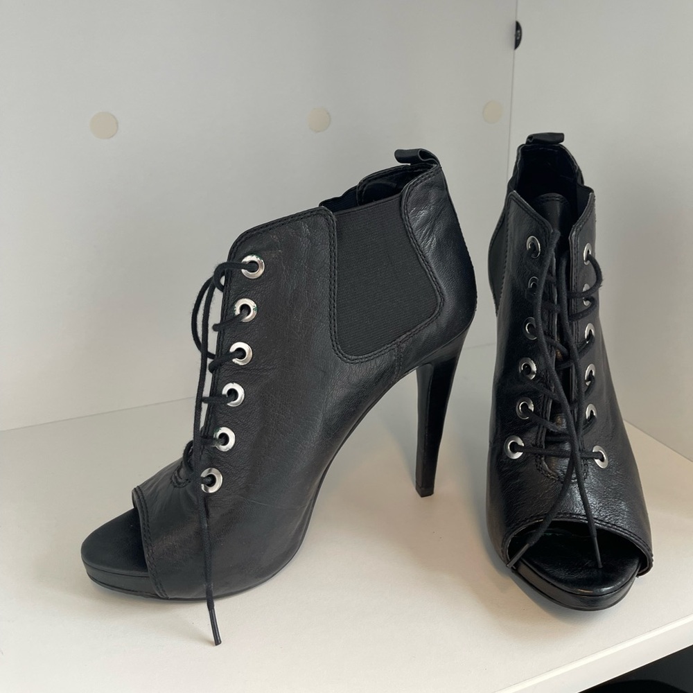 NineWest platform peep toe tie up bootie size10
Excellent condition